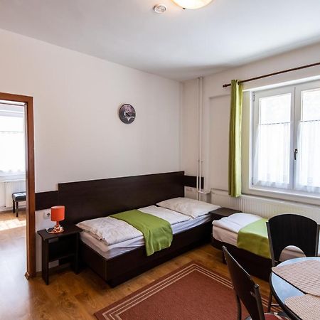 Hello Apartmanhaz Шопрон Экстерьер фото